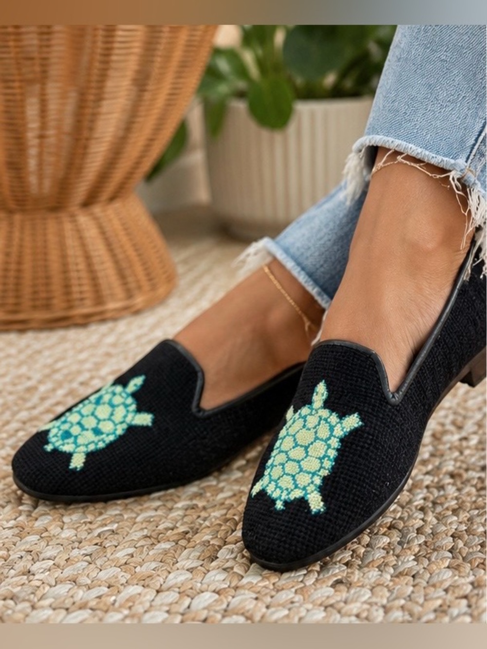 Snapdragon Women’s 7  Needlepoint Sea Turtle Wool  Black Leather Trim Loafers